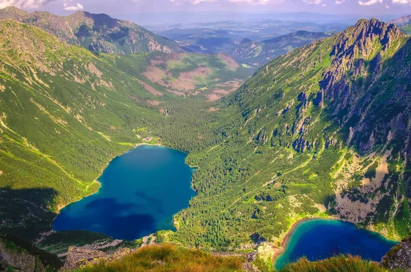 夏山中的两个湖泊 两座蓝色的山湖被高高的山峰环绕着 海洋之眼 Morskie Oko 黑色池塘 Czarny Staw 是波兰塔特拉山山区最受欢迎的地方 — 图库照片