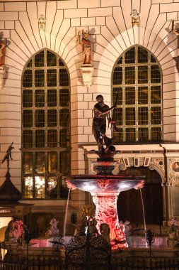 Gdansk, Polonya - 8 Ekim 2020: Polonya 'nın Gdansk kentinde Dlugi Targ adı verilen tarihi meydanda Neptün çeşmesi.