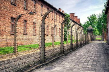 Oswiecim, Polonya - 12 Mayıs 2016: Duvar bloğu ve çit dikenli tellerle içinde konsantrasyon kampı Auschwitz-Birkenau Oswiecim, Polonya.