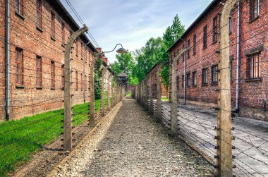 Oswiecim, Polonya - 12 Mayıs 2016: Duvar blokları ve çit dikenli tellerle içinde konsantrasyon kampı Auschwitz-Birkenau Oswiecim, Polonya.