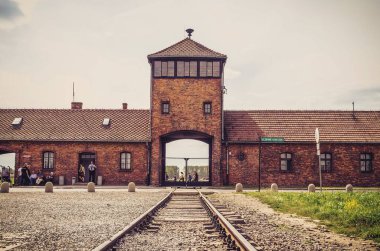 Oswiecim, Polonya - 12 Mayıs 2016: Main gate civarındaki Auschwitz Birkenau'da Brzezinka, Polonya.