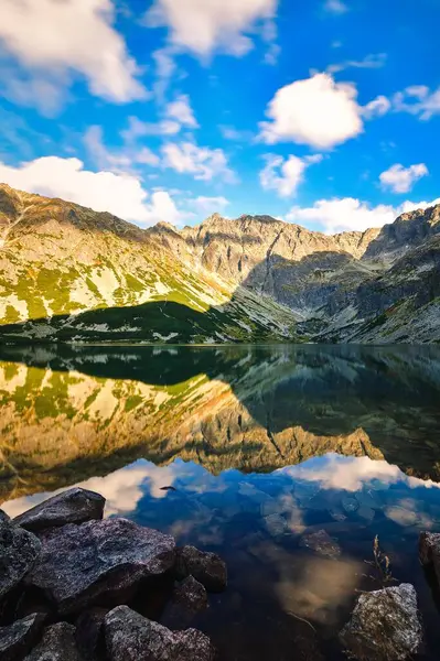 湖边美丽的夏季山景 波兰塔特拉邦沙尼 加西尼科维奇 Czarny Staw Gasienicowy 反映在水面上的山脉景观 — 图库照片
