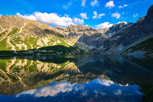 Чудовий Літній Гірський Ландшафт Біля Озера Вид Гори Віддзеркалюють Воді — стокове фото