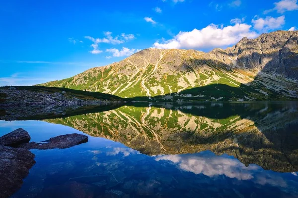 湖で美しい夏の山の風景 ポーランドの高タトラのCzarny Staw Gasienicowyで水に反射する山々の眺め — ストック写真