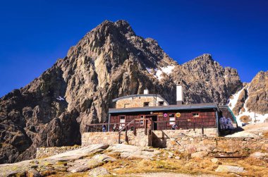 Tatra Dağları, Slovakya - 19 Mayıs 2013: dağ evi. Slovakya 'nın Tatra dağlarındaki Five Spis Lakes vadisinde Teryho Chata adlı yüksek dağ pansiyonu..