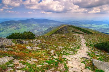 Bahar mevsiminde dağ manzarası. Beskids dağlarındaki (Babia Gora) en yüksek tepenin manzarası Polonya 'da sırt üzerinde uzanır..