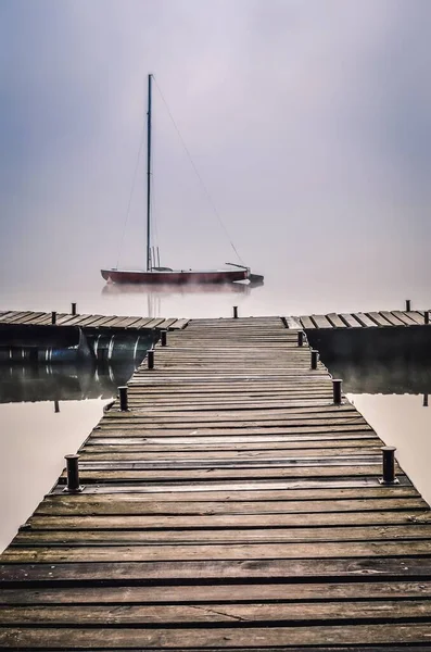 Mlhavé Ráno Jezeře Loď Dřevěné Molo Jezera Parpocany Tychych Polsko — Stock fotografie