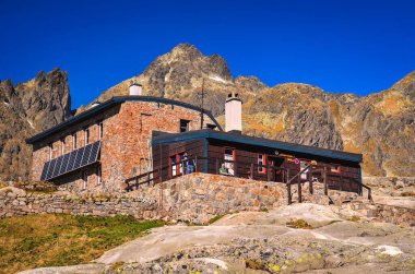 Tatra Dağları, Slovakya - 19 Mayıs 2013: dağ evi. Slovakya 'nın Tatra dağlarındaki Five Spis Lakes vadisinde Teryho Chata adlı yüksek dağ pansiyonu..