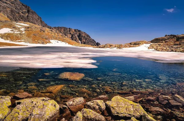 풍경의 호수로 이루어진 골짜기 슬로바키아 타트라 산맥으로 둘러싸여 호수들 — 스톡 사진
