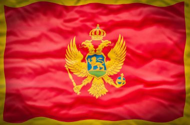 Dalgalı kumaş arka planında Karadağ bayrağı. Karadağ 'ın dalgalı bayrağı çerçeveyi dolduruyor.