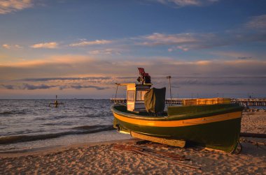 Gdynia 'daki Polonya sahilinin güzel sabah manzarası. Sabah kumlu bir sahilde gemi..