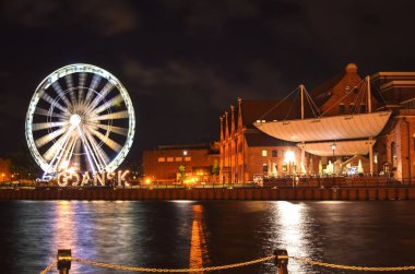 Gdansk, Polonya - 23 Ağustos 2021: Moltawa nehri üzerindeki Gdansk 'ta dönme dolap.