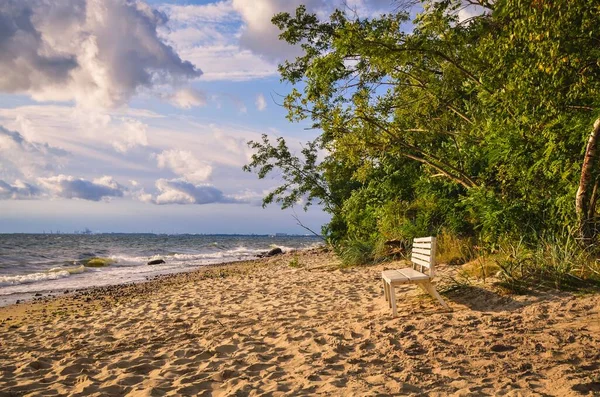 Чудовий Краєвид Морі Літній День Відпочинку Біла Лавка Пляжі Хвилястим — стокове фото