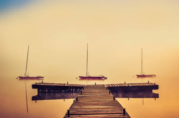 湖の霧の朝 ポーランドのタイシーにあるParpocany湖のボートと木製の桟橋 — ストック写真