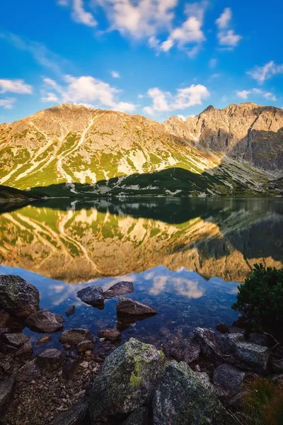 아름다운 폴란드 지대에 차르니슈 가시에 코비에서 반사되어 산들의 — 스톡 사진
