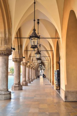 Krakow, Polonya - 21 Ekim 2012: bez Salonu'nda krakow (sukiennice). Ana pazar meydanında UNESCO organizasyon tarafından listelenen krakow (Polonya),.