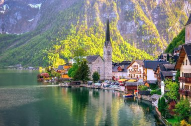 Avusturya 'nın Alplerdeki Hallstatt köyü. Hallstatt, Avusturya 'nın Hallstatter Gölü yakınlarındaki tarihi bir köydür ve UNESCO Dünya Mirasları Bölgesi tarafından desteklenmektedir..