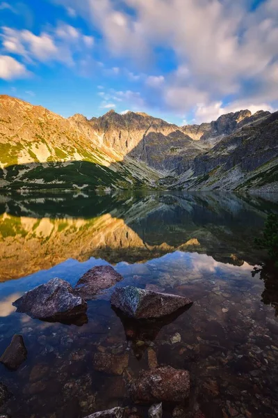 湖边美丽的夏季山景 波兰塔特拉邦沙尼 加西尼科维奇 Czarny Staw Gasienicowy 反映在水面上的山脉景观 — 图库照片