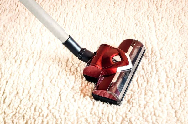 家庭清洁的概念与真空吸尘器 毛绒绒白地毯上的红色真空吸尘器 — 图库照片