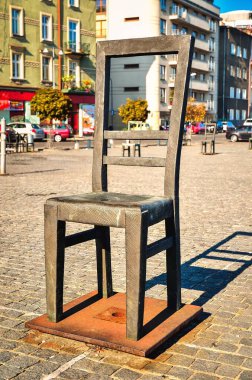 Krakow, Polonya - 21 Ekim 2012: Krakow, Polonya 'daki Getto Kahramanları Meydanı. Sandalye Getto Kahramanları 'nın bir anıtıdır ve Getto' daki Yahudilerin trajedisini ifade eder..