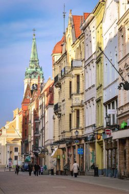 Torun, Polonya - 21 Şubat 2015: Ana cadde Torun (Polonya). Unesco organizasyon tarafından listelenen eski kasaba Torun'da kiralık evler ve kilise kule.