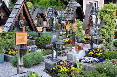 Hallstatt, Avusturya - 3 Mayıs 2013: Alps, Avusturya 'daki Hallstatt köyündeki mezarlık. Hallstatt, Avusturya 'nın Hallstatter Gölü' nde yer alan ve UNESCO Dünya Mirası tarafından desteklenen tarihi bir köydür.
