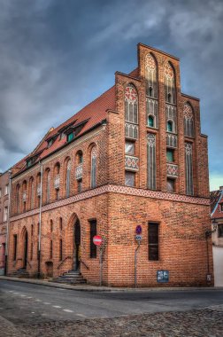 Torun, Polonya - 21 Şubat 2015: Polonya 'nın Torun kentindeki Gotik apartman. Eski Torun kasabasındaki eski kasaba evi, UNESCO örgütü tarafından listelenmiş..