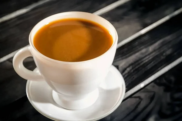 Heißer Kaffee Einer Tasse Kaffee Der Tasse Auf Einem Schwarzen — Stockfoto