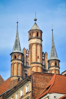 Polonya, Torun 'daki Gotik kilise kuleleri. Aziz Mary Kilisesi, UNESCO örgütü tarafından listelenen Torun Eski Kasabası 'nın en değerli tarihi eserlerinden biridir..