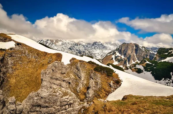 奥地利的山地景观 从落山山顶俯瞰陡峭的山坡和覆盖着积雪的山顶 奥地利阿尔卑斯山中的群山 — 图库照片