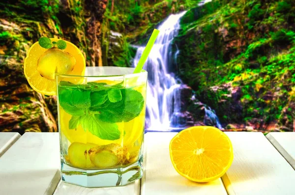Trinken Einem Glas Auf Einem Weißen Holztisch Getränk Mit Zitrone — Stockfoto