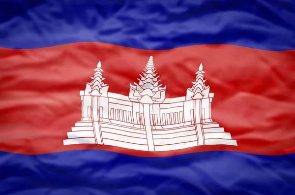 柬埔寨国旗在波涛汹涌的背景上飘扬 展翅的柬埔寨国旗填满了整个框架 — 图库照片
