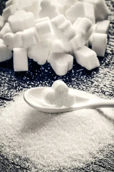 白色不健康糖的概念 木桌上的糖块和水晶 — 图库照片