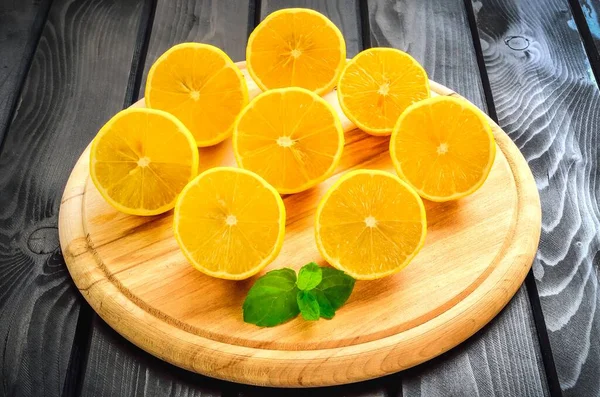 Citrons Sur Une Table Bois Noir Moitiés Citron Sur Une — Photo