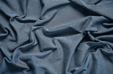 Mavi buruşuk kumaş dokusu. Yakın çekim yumuşak pamuklu kumaş, arka plan olarak kullanılabilir.