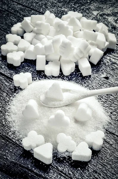 Koncepcja Białym Niezdrowym Cukrem Kostki Cukru Kryształy Drewnianym Stole — Zdjęcie stockowe