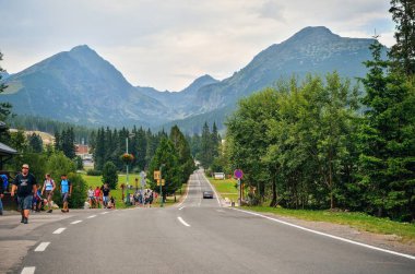 Strbske Pleso, Slovakya - 15 Ağustos 2015: Turist Strbske Pleso köyde yüksek Tatra Dağları, Slovakya.