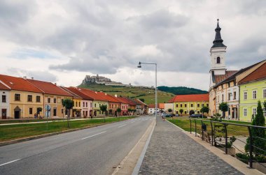 Spisske Podhradie, Slovakya - 18 Ağustos 2015: Eski evleri ve Spissky Hrad kale ile Mağazalar arka planda Merkezi Spisske Podhradie Twon, Slovakya.