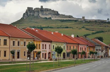 Spisske Podhradie, Slovakya - 18 Ağustos 2015: Eski evleri ve Spissky Hrad kale ile Mağazalar arka planda Merkezi Spisske Podhradie Twon, Slovakya.