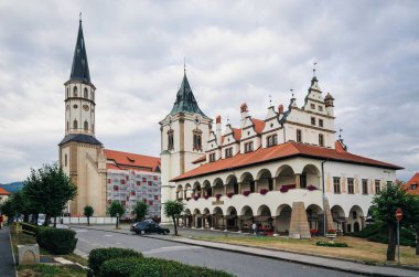 Levoca, Slovakya - 18 Ağustos 2015: St James's kilise ve Belediye Binası Levoca, Slovakya.