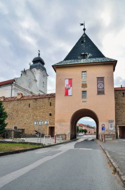 Levoca, Slovakya - 18 Ağustos 2015: Slovakya 'nın merkezindeki Kosice Gate.