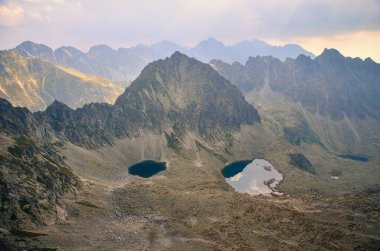 Slovak dağlarında yaz dağı manzarası. Slovakya 'daki Yüksek Tatra Dağları Görüntüsü.