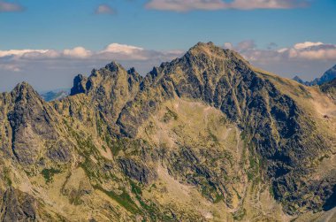 Slovak dağlarında yaz dağı manzarası. Slovakya 'daki Yüksek Tatra Dağları' nda Rocky zirveleri.