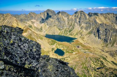 Slovak dağlarında yaz dağı manzarası. Slovakya, High Tatra 'daki güzel vadinin manzarası.