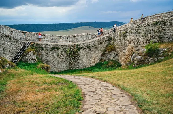 Zehra, Slovakya - 18 Ağustos 2015: Spissky Hrad kalesindeki turistler, Slovakya.