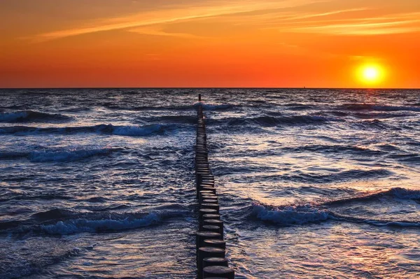 Puesta Sol Onírica Sobre Mar Polaco Pilonas Madera Mar Báltico — Foto de Stock
