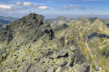 Slovakya, High Tatra 'da yaz dağı manzarası. Slovakya, High Tatra 'da Rocky Zirvesi.