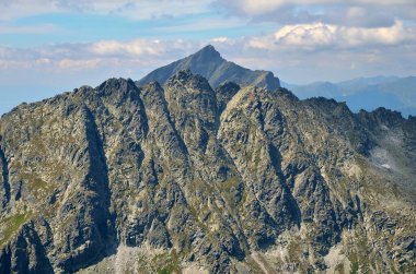 Slovakya, High Tatra 'da yaz dağı manzarası. Slovakya 'daki Yüksek Tatra Dağları' nda Rocky zirveleri. 