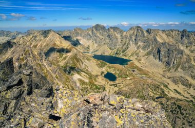 Slovakya, High Tatra 'da yaz dağı manzarası. Slovakya 'nın yüksek Tatra Dağları' ndaki güzel vadi ve göletlerin manzarası.