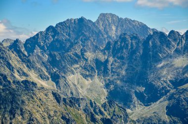 Slovak dağlarında yaz dağı manzarası. Slovakya 'daki Yüksek Tatra Dağları' nda Rocky zirvesi.